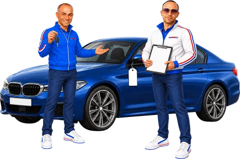 Pierluigi con le chiavi e Danny con la cartellina accanto a un’auto con il cartellino del prezzo