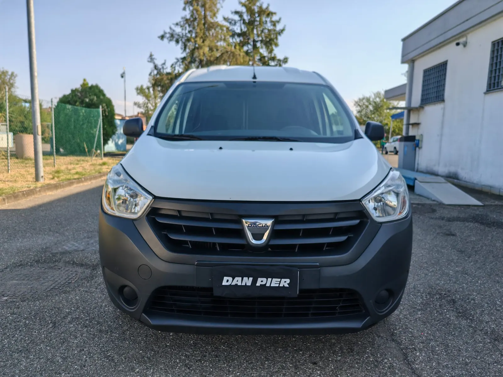 Dacia Dokker 1.5 dCi, bianco, vista tre quarti anteriore