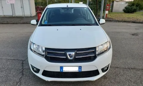 Dacia Sandero 1.5 dCi 75 CV Lauréate, white, front three-quarter view