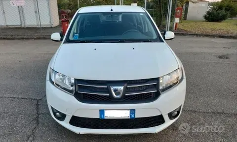 Dacia Sandero 1.5 dCi 75 CV Lauréate, bianco, vista tre quarti anteriore