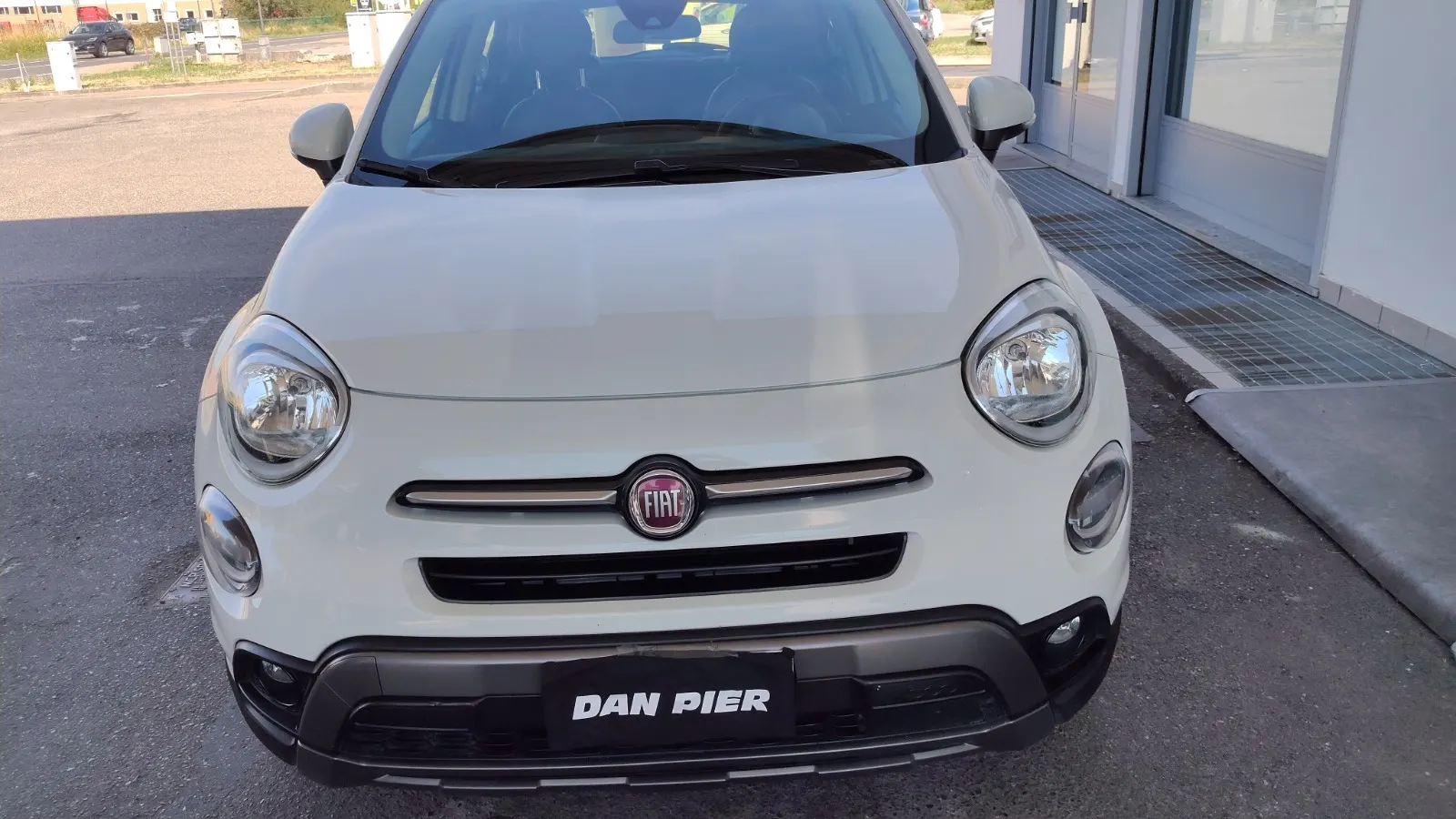Fiat 500X 1.3 T4, bianca, vista tre quarti anteriore