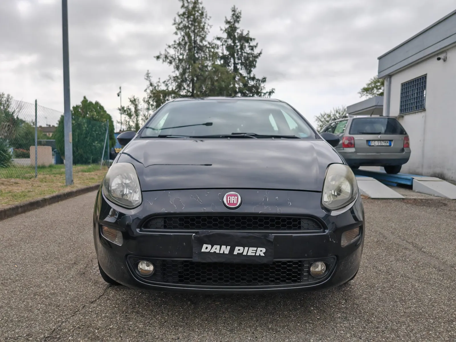 Fiat Punto, nero, vista tre quarti anteriore
