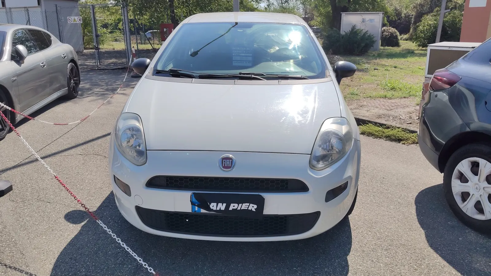 Fiat Punto 4, bianca, vista tre quarti anteriore