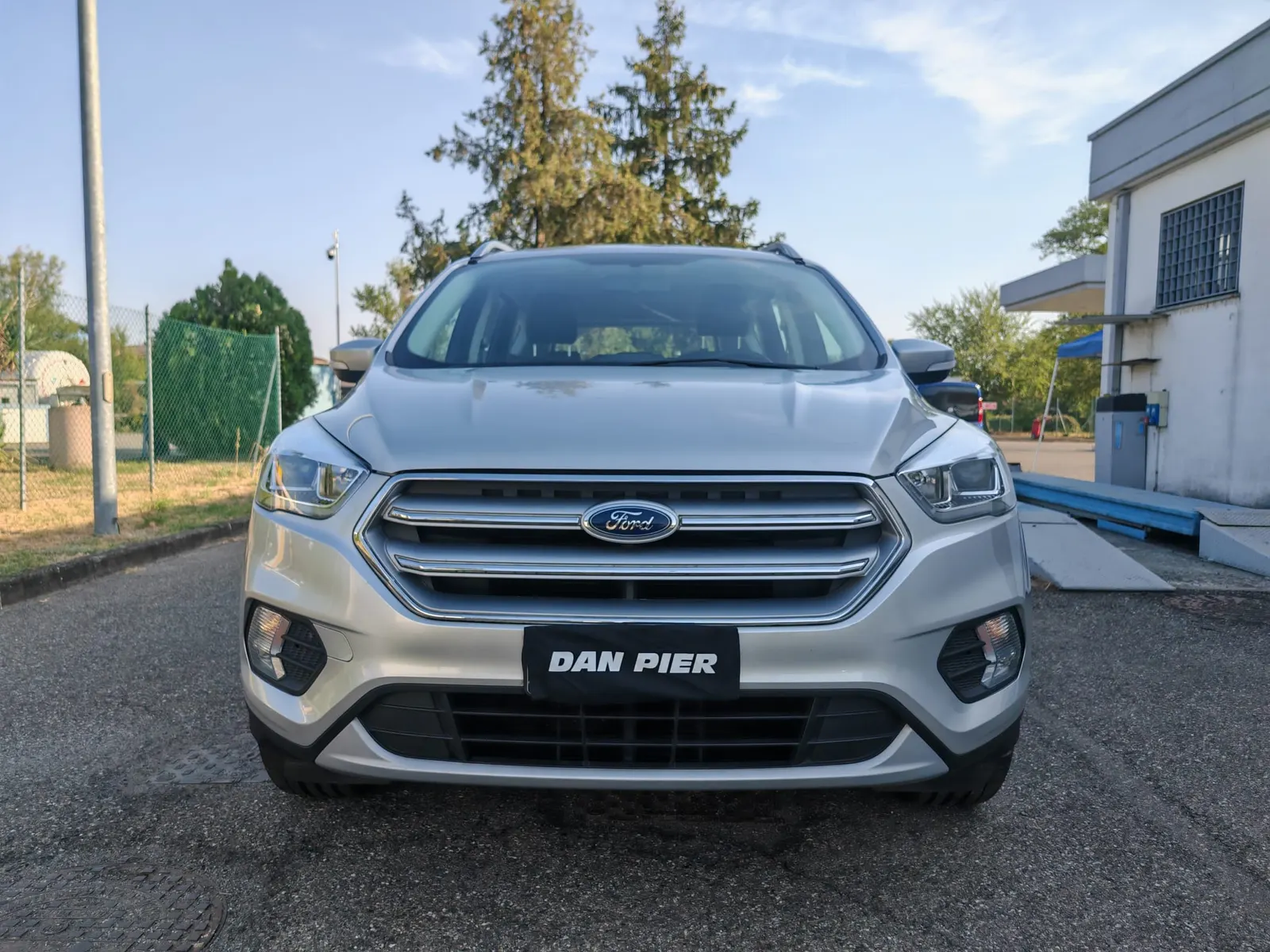 Ford Kuga 1.5 EcoBoost 120 CV ST-Line, grey, front three-quarter view