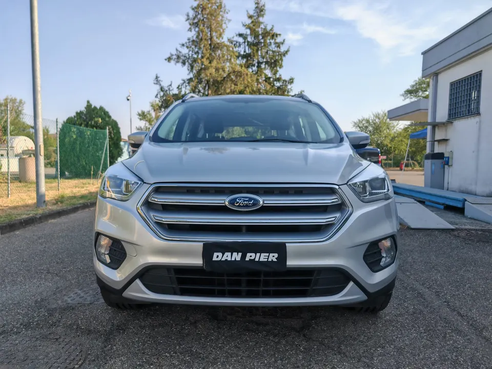 Ford Kuga 1.5 EcoBoost 120 CV ST-Line, grigio, vista tre quarti anteriore