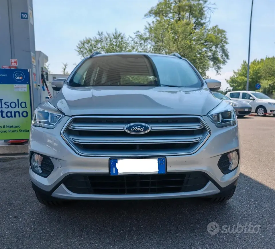 Ford Kuga 1.5 EcoBoost 120 CV ST-Line, grigio, vista tre quarti anteriore