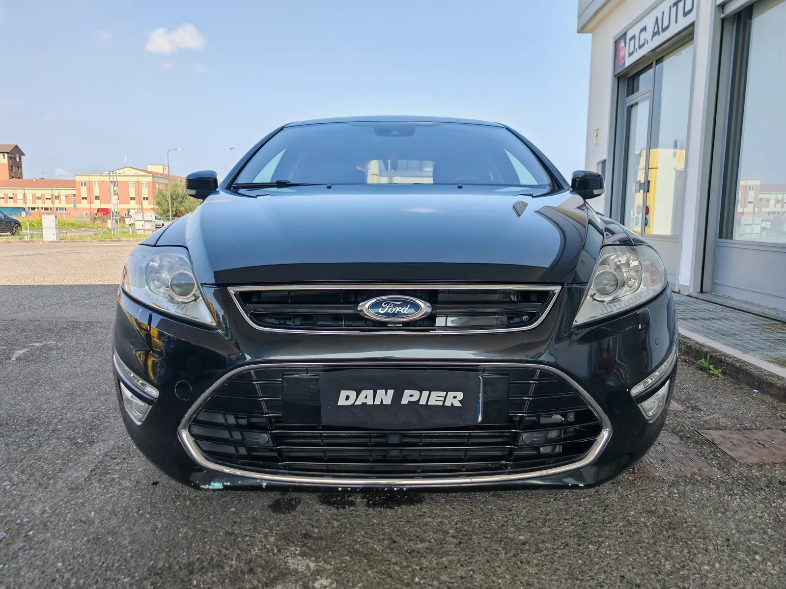 Ford Mondeo, nero, vista tre quarti anteriore