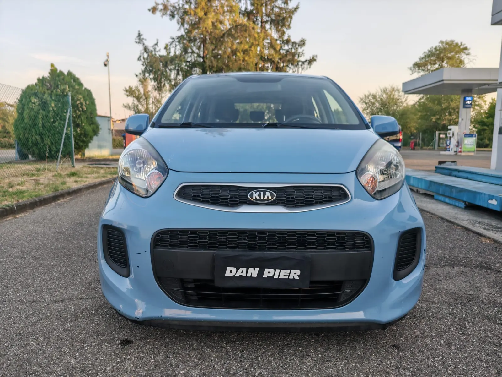 Kia Picanto 1.0 12 CV, azzurro, vista tre quarti anteriore