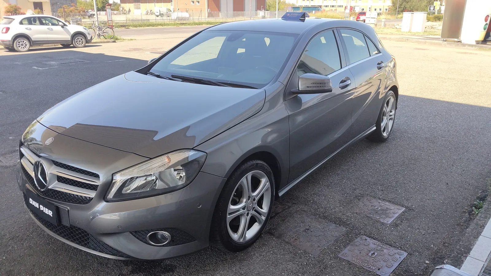 Mercedes-Benz Classe A, grigio, vista tre quarti anteriore