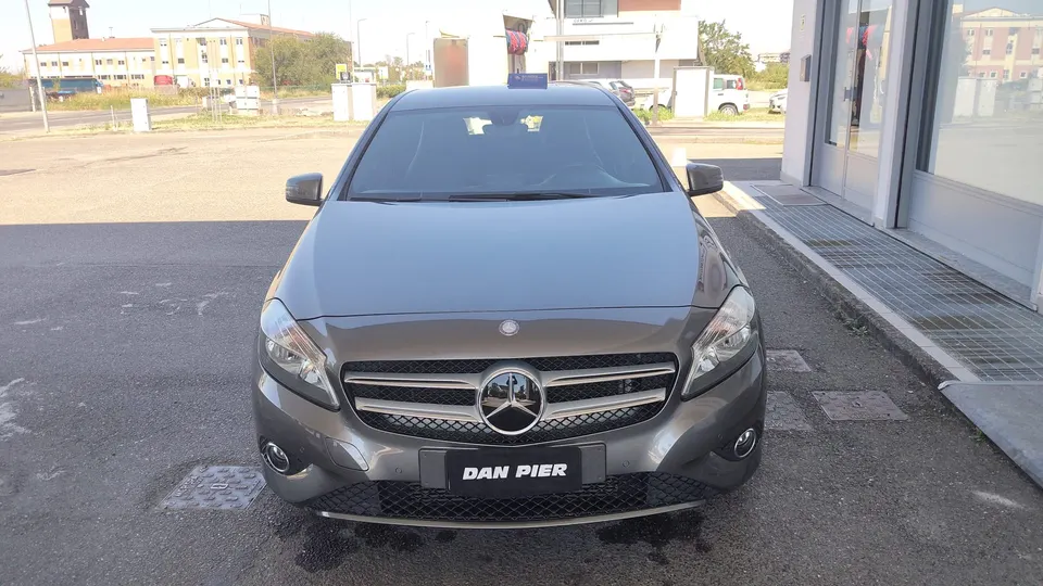 Mercedes-Benz Classe A, grigio, vista tre quarti anteriore