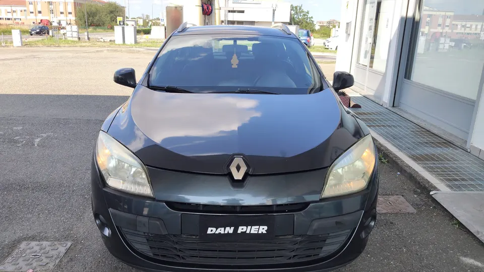 Renault Megane, grigio scuro, vista tre quarti anteriore